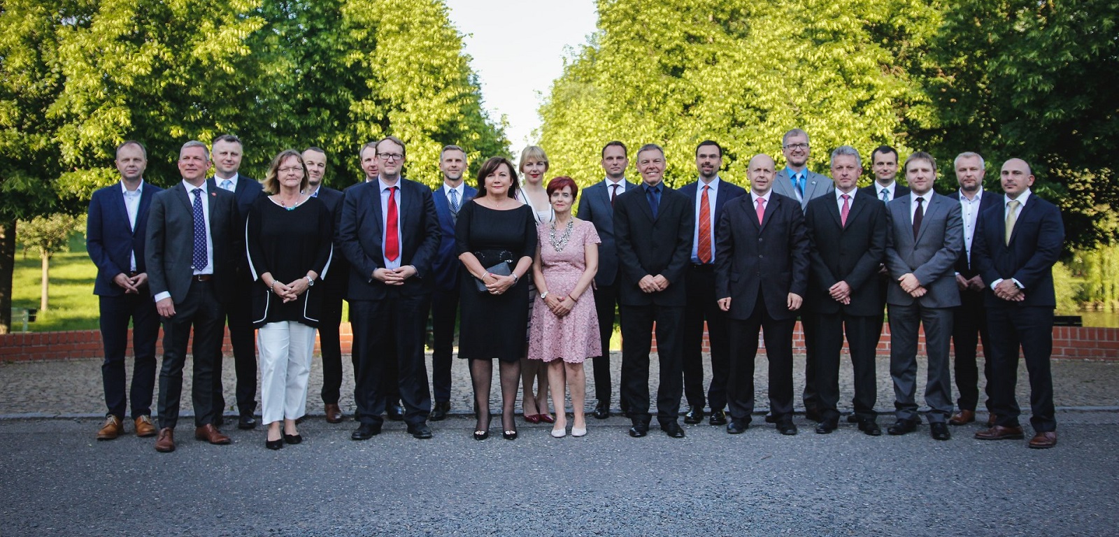 společné foto zástupců oceněných společností s místopředsedkyní vlády ČR a generální ředitelkou FS